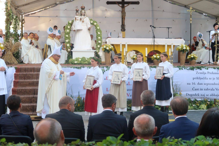 Škof Glavan na praznovanju 100-letnice združitve prekmurskih Slovencev z matičnim narodom