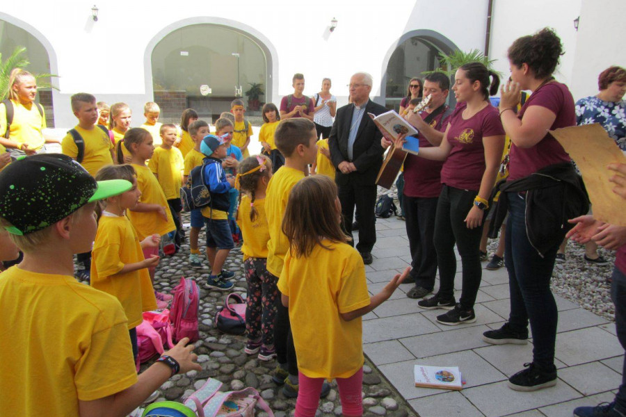Otroci iz Cerkelj obiskali škofa v Novem mestu
