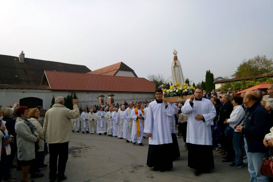 Praznovanje 100-letnice fatimskih dogodkov in slovensko-hrvaško srečanje v Stični