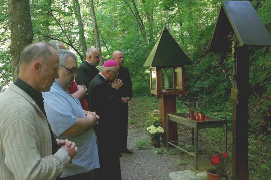 Obisk škofa pri Grozdetovem križu na Mirni