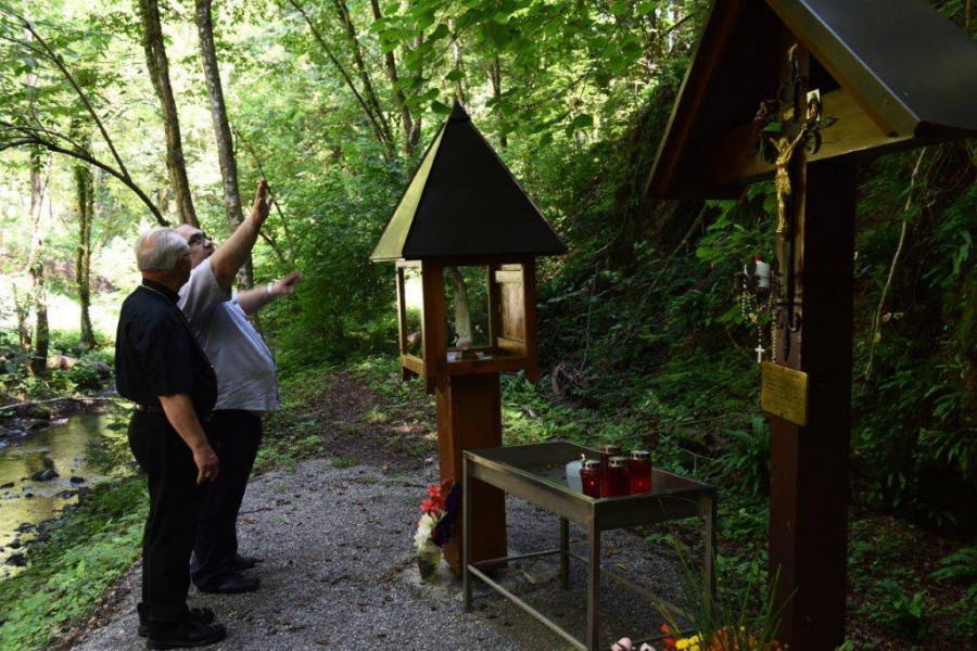 Škof Andrej Glavan obiskal kapelico s Fatimsko Marijo ob Grozdetovem križu na Mirni