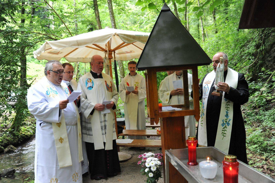 Blagoslov kapelice Fatimske Gospe pri Grozdetovem križu na Mirni