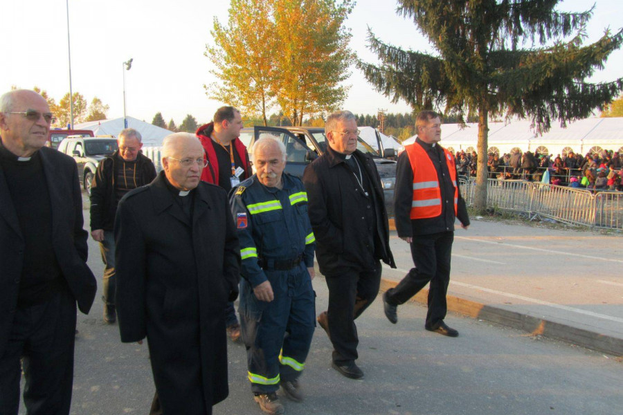 Škofa Glavan in Lipovšek v begunskih zbirnih centri