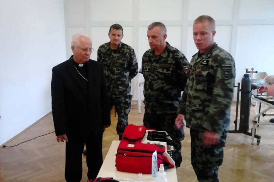 Obisk škofa Glavana v vojašnici Novo mesto