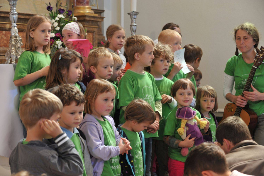 Srečanje katoliških vrtcev na Zaplazu