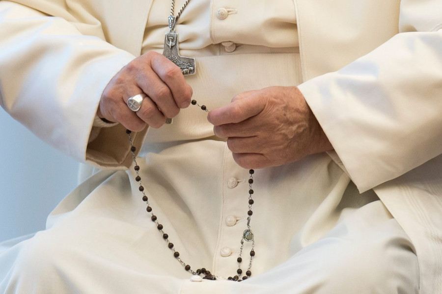 Papež Frančišek vabi katoličane k molitvi rožnega venca v mesecu maju
