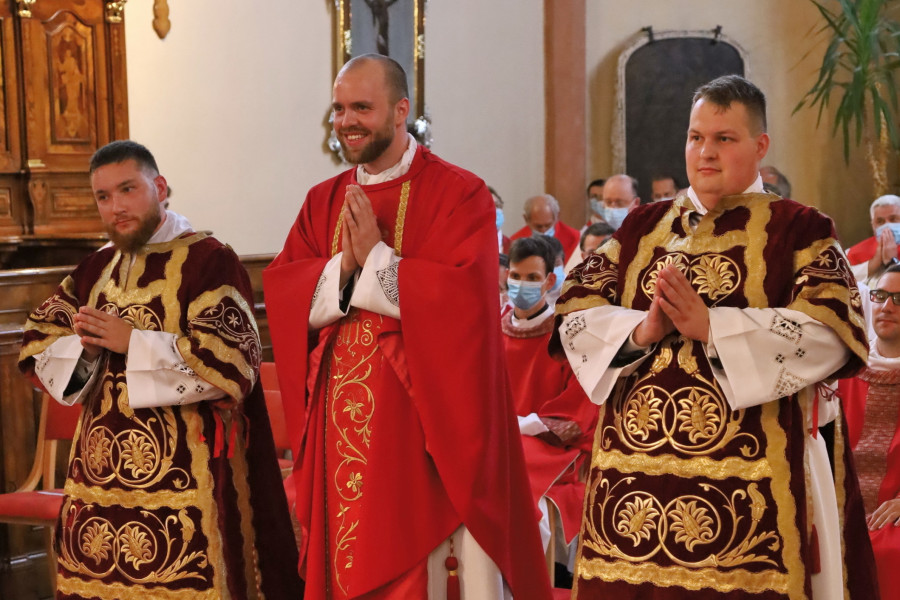 Mašniško in diakonsko posvečenje v novomeški stolnici