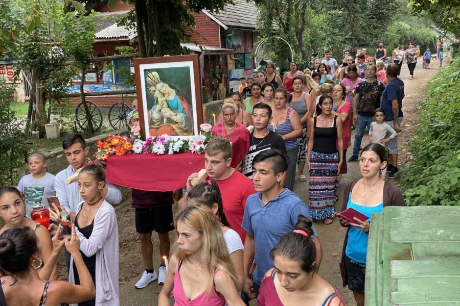 Procesija v romskem naselju Brezje