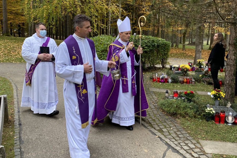 Slovesni praznik vseh svetih in molitve na grobu v Novem mestu