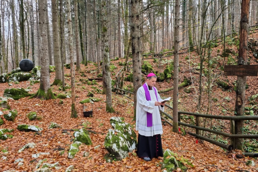 Škof Saje je obiskal grobišča v Kočevskem Rogu