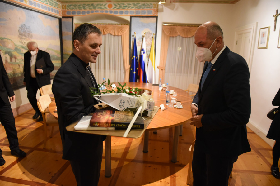 Srečanje predsednika Vlade RS Janeza Janše in škofa msgr. dr. Andreja Sajeta