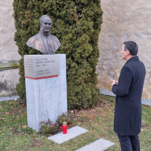 Škof je danes na obletnico molil pri spomeniku škofu Vovku pred stolno cerkvijo