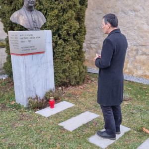 Škof je danes na obletnico molil pri spomeniku škofu Vovku pred stolno cerkvijo