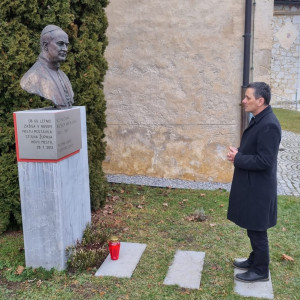 Škof je danes na obletnico molil pri spomeniku škofu Vovku pred stolno cerkvijo