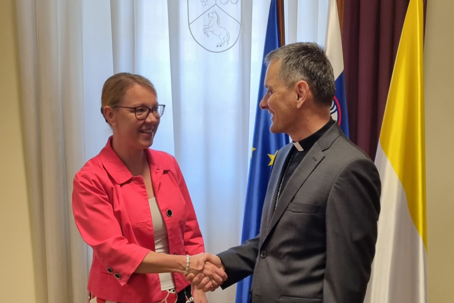 Novomeški škof in predsednik Slovenske škofovske konference dr. Andrej Saje je sprejel ministrico za Slovence v zamejstvu in po svetu dr. Heleno Jaklitsch