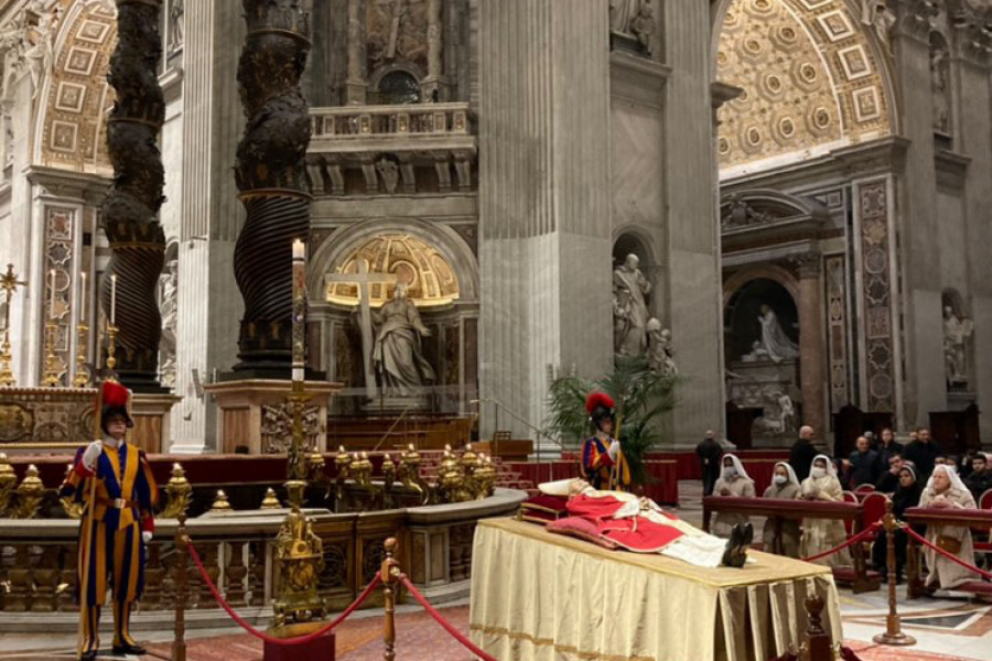Vabilo na sveto mašo za pokojnega zaslužnega papeža Benedikta XVI.