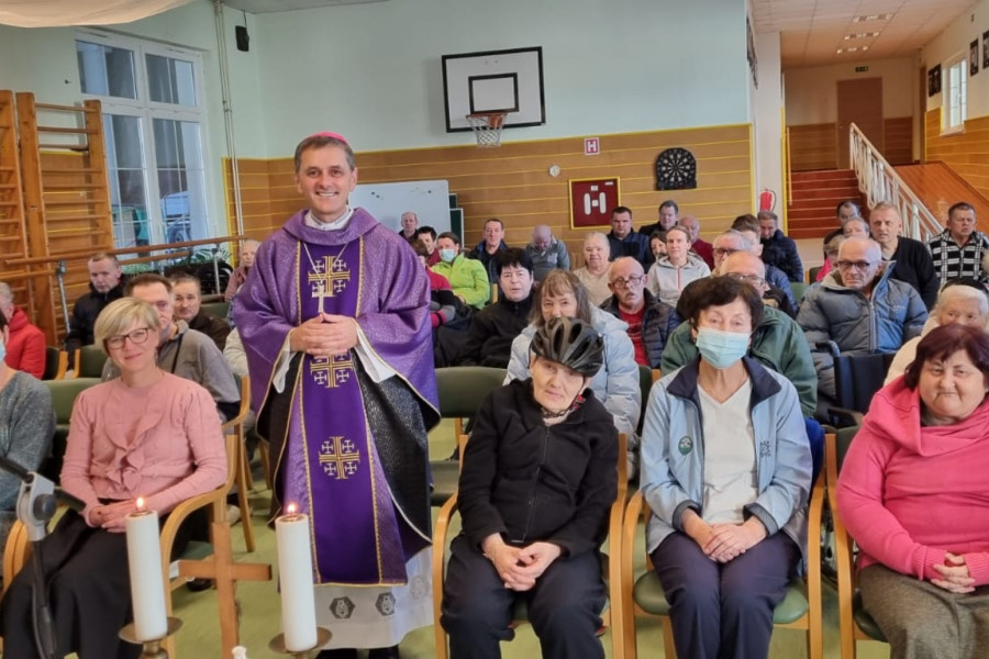 Adventni obisk škofa Sajeta v Domu upokojencev in oskrbovancev Impoljca