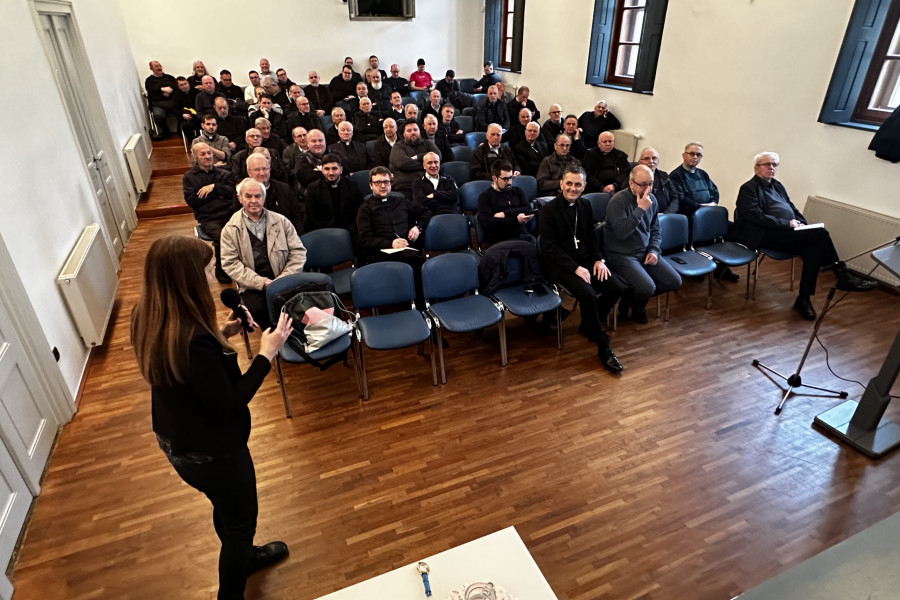 Pastoralna konferenca duhovnikov novomeške škofije: Ne zunanjost, Kristusov mladostni duh, ki navdušuje