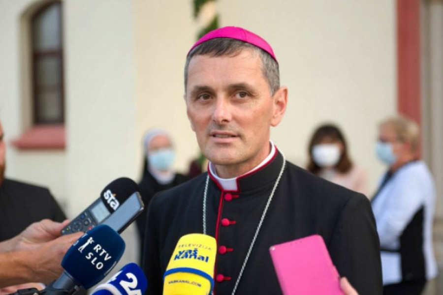 Škof Saje v oddaji Sledi večnosti razmišljal o sporočilu velike noči, težavah slovenske družbe in pomanjkanju duhovnih poklicev